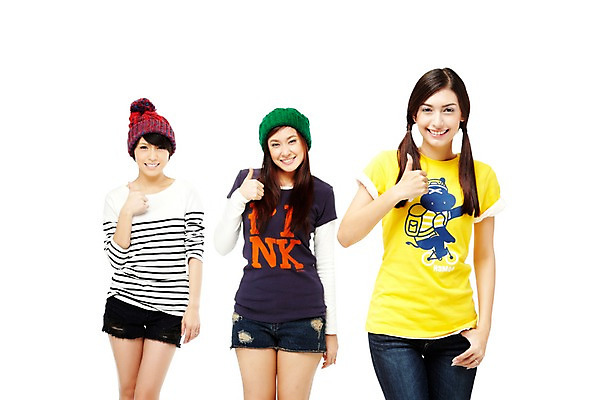 포토 JPG 스튜디오촬영 외국인 해외기획촬영 모자 해외 우먼라이프 라이프스타일 여자 2011년태국 포즈 모션 청소년 양갈래머리 털모자 실내 서기 미소 웃음 누끼 사람 동양인 손짓 상반신 라이프 앞모습 10대 캐주얼 세명 친구 우정 엄지손가락 최고 넘버원 여자만 십대만 십대여자만 국내포토 모자_잡화 헤어스타일 잡화 옷 뷰포인트 손가락 관계 표정 인종 내부 생활 파일형식