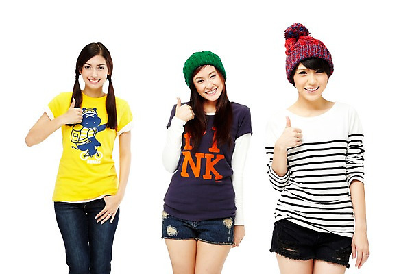 포토 JPG 스튜디오촬영 외국인 해외기획촬영 모자 해외 우먼라이프 라이프스타일 여자 2011년태국 포즈 모션 청소년 양갈래머리 털모자 실내 서기 미소 웃음 누끼 사람 동양인 손짓 상반신 라이프 앞모습 10대 캐주얼 세명 친구 우정 엄지손가락 최고 넘버원 여자만 십대만 십대여자만 국내포토 모자_잡화 헤어스타일 잡화 옷 뷰포인트 손가락 관계 표정 인종 내부 생활 파일형식