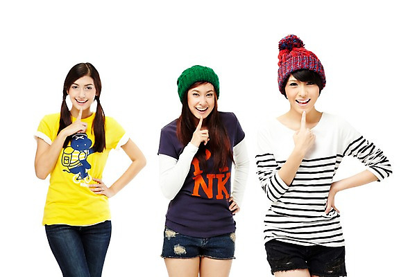 포토 JPG 스튜디오촬영 외국인 해외기획촬영 모자 해외 우먼라이프 라이프스타일 여자 2011년태국 허리손 포즈 생각 모션 청소년 양갈래머리 털모자 실내 서기 미소 웃음 누끼 사람 동양인 손짓 상반신 라이프 앞모습 10대 캐주얼 세명 친구 우정 고민 갈등 여자만 십대만 십대여자만 국내포토 모자_잡화 헤어스타일 잡화 옷 감정 뷰포인트 관계 표정 인종 내부 생활 파일형식