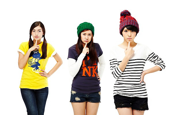 포토 JPG 스튜디오촬영 외국인 해외기획촬영 모자 해외 우먼라이프 라이프스타일 여자 2011년태국 허리손 포즈 생각 모션 청소년 양갈래머리 털모자 실내 서기 누끼 사람 동양인 손짓 상반신 라이프 앞모습 10대 캐주얼 세명 친구 우정 고민 갈등 여자만 십대만 십대여자만 국내포토 모자_잡화 헤어스타일 잡화 옷 감정 뷰포인트 관계 인종 내부 생활 파일형식