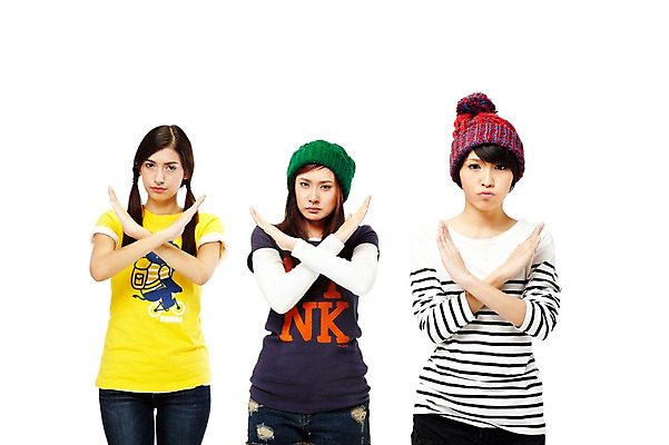 포토 JPG 스튜디오촬영 외국인 해외기획촬영 모자 해외 우먼라이프 라이프스타일 여자 2011년태국 포즈 모션 청소년 양갈래머리 털모자 실내 경고 서기 누끼 사람 동양인 손짓 상반신 라이프 앞모습 10대 캐주얼 세명 친구 우정 금지 X 여자만 십대만 십대여자만 국내포토 모자_잡화 헤어스타일 알파벳 잡화 옷 뷰포인트 관계 인종 내부 생활 파일형식