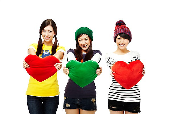 포토 JPG 스튜디오촬영 외국인 해외기획촬영 모자 해외 우먼라이프 라이프스타일 여자 2011년태국 포즈 쿠션 모션 청소년 양갈래머리 털모자 실내 사랑 서기 미소 웃음 들기 누끼 사람 동양인 상반신 라이프 앞모습 10대 캐주얼 세명 친구 우정 하트 즐거움 주기 하트쿠션 여자만 십대만 십대여자만 국내포토 모양 모자_잡화 헤어스타일 잡화 옷 감정 뷰포인트 관계 표정 인종 내부 생활 파일형식