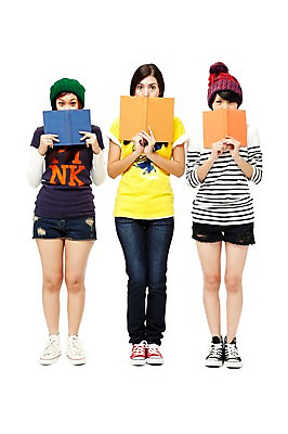 포토 JPG 스튜디오촬영 전신 외국인 해외기획촬영 모자 해외 우먼라이프 라이프스타일 여자 2011년태국 교육 포즈 모션 청소년 양갈래머리 털모자 실내 서기 미소 웃음 들기 누끼 사람 동양인 라이프 앞모습 10대 책 캐주얼 세명 친구 독서 우정 즐거움 여자만 십대만 십대여자만 국내포토 모자_잡화 헤어스타일 잡화 옷 감정 뷰포인트 관계 표정 인종 내부 생활 파일형식