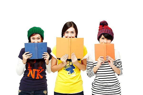 포토 JPG 스튜디오촬영 외국인 해외기획촬영 모자 해외 우먼라이프 라이프스타일 여자 2011년태국 교육 포즈 모션 청소년 양갈래머리 털모자 실내 서기 미소 웃음 들기 누끼 사람 동양인 상반신 라이프 앞모습 10대 책 캐주얼 세명 친구 독서 우정 즐거움 여자만 십대만 십대여자만 국내포토 모자_잡화 헤어스타일 잡화 옷 감정 뷰포인트 관계 표정 인종 내부 생활 파일형식