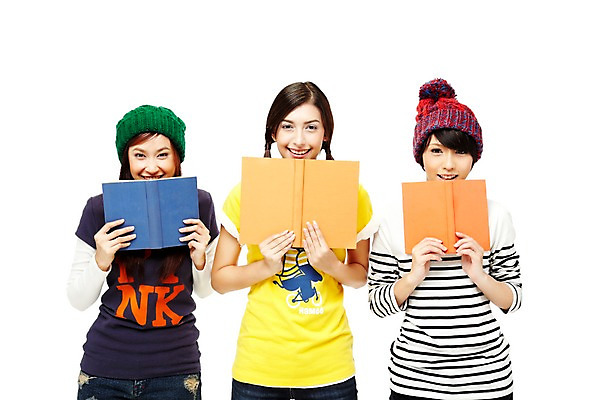 포토 JPG 스튜디오촬영 외국인 해외기획촬영 모자 해외 우먼라이프 라이프스타일 여자 2011년태국 교육 포즈 모션 청소년 양갈래머리 털모자 실내 서기 미소 웃음 들기 누끼 사람 동양인 상반신 라이프 앞모습 10대 책 캐주얼 세명 친구 독서 우정 즐거움 여자만 십대만 십대여자만 국내포토 모자_잡화 헤어스타일 잡화 옷 감정 뷰포인트 관계 표정 인종 내부 생활 파일형식