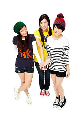 포토 JPG 스튜디오촬영 전신 외국인 해외기획촬영 모자 해외 우먼라이프 라이프스타일 여자 2011년태국 포즈 모션 청소년 양갈래머리 협력 털모자 실내 서기 미소 웃음 누끼 사람 동양인 라이프 앞모습 10대 캐주얼 세명 친구 파이팅 우정 기쁨 화합 하이파이브 손모으기 여자만 십대만 십대여자만 국내포토 모자_잡화 헤어스타일 잡화 옷 감정 뷰포인트 관계 표정 인종 손짓 내부 생활 파일형식