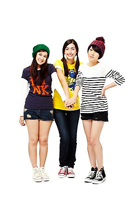 포토 JPG 스튜디오촬영 전신 외국인 해외기획촬영 모자 해외 우먼라이프 라이프스타일 여자 2011년태국 허리손 포즈 모션 청소년 양갈래머리 협력 털모자 실내 서기 미소 웃음 누끼 사람 동양인 라이프 앞모습 10대 캐주얼 세명 친구 파이팅 우정 기쁨 화합 하이파이브 손모으기 여자만 십대만 십대여자만 국내포토 모자_잡화 헤어스타일 잡화 옷 감정 뷰포인트 관계 표정 인종 손짓 내부 생활 파일형식