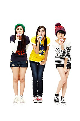 포토 JPG 스튜디오촬영 전신 외국인 해외기획촬영 모자 해외 우먼라이프 라이프스타일 여자 2011년태국 허리손 포즈 모션 청소년 양갈래머리 털모자 실내 서기 미소 웃음 누끼 사람 동양인 이벤트 라이프 10대 캐주얼 세명 친구 파티 우정 불기 이벤트용품 파티용품 피리 코끼리피리 여자만 십대만 십대여자만 국내포토 모자_잡화 헤어스타일 잡화 옷 관계 표정 인종 내부 생활 목관악기 오브젝트 파일형식