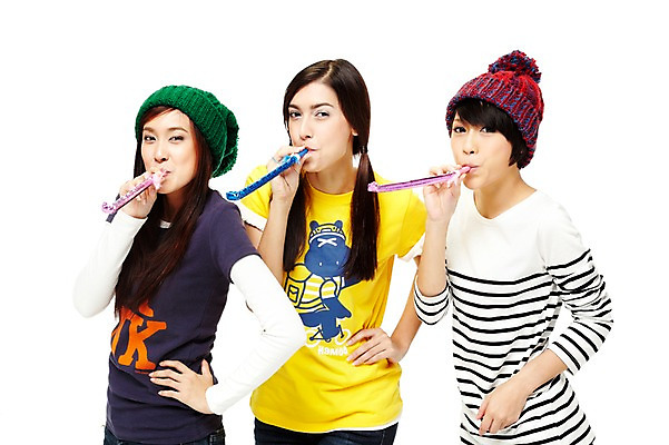 포토 JPG 스튜디오촬영 외국인 해외기획촬영 모자 해외 우먼라이프 라이프스타일 여자 2011년태국 허리손 포즈 모션 청소년 양갈래머리 털모자 실내 서기 미소 웃음 누끼 사람 동양인 이벤트 상반신 라이프 10대 캐주얼 세명 친구 파티 우정 불기 이벤트용품 파티용품 피리 코끼리피리 여자만 십대만 십대여자만 국내포토 모자_잡화 헤어스타일 잡화 옷 관계 표정 인종 내부 생활 목관악기 오브젝트 파일형식