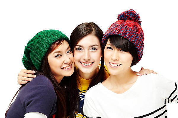 포토 JPG 스튜디오촬영 외국인 모델 해외기획촬영 모자 해외 우먼라이프 라이프스타일 여자 2011년태국 포즈 모션 청소년 양갈래머리 어깨동무 털모자 실내 서기 미소 웃음 누끼 사람 동양인 상반신 라이프 앞모습 10대 캐주얼 세명 친구 우정 여자만 십대만 십대여자만 국내포토 모자_잡화 헤어스타일 잡화 옷 뷰포인트 관계 표정 인종 내부 생활 파일형식