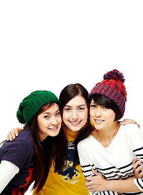 포토 JPG 스튜디오촬영 외국인 모델 해외기획촬영 모자 해외 우먼라이프 라이프스타일 여자 2011년태국 포즈 모션 청소년 양갈래머리 어깨동무 털모자 실내 서기 미소 웃음 누끼 사람 동양인 상반신 라이프 앞모습 10대 캐주얼 세명 친구 우정 여자만 십대만 십대여자만 국내포토 모자_잡화 헤어스타일 잡화 옷 뷰포인트 관계 표정 인종 내부 생활 파일형식