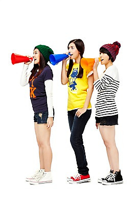 포토 JPG 스튜디오촬영 전신 외국인 해외기획촬영 모자 해외 우먼라이프 라이프스타일 응시 여자 2011년태국 포즈 응원 모션 청소년 양갈래머리 털모자 실내 서기 미소 웃음 들기 누끼 사람 동양인 라이프 10대 캐주얼 세명 친구 확성기 우정 응원용품 불기 여자만 십대만 십대여자만 국내포토 모자_잡화 헤어스타일 시선 잡화 옷 관계 표정 인종 내부 생활 오브젝트 파일형식