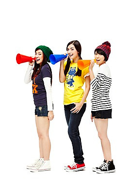 포토 JPG 스튜디오촬영 전신 외국인 해외기획촬영 모자 해외 우먼라이프 라이프스타일 여자 2011년태국 포즈 응원 모션 청소년 양갈래머리 털모자 실내 서기 미소 웃음 들기 누끼 사람 동양인 라이프 10대 캐주얼 세명 친구 확성기 우정 응원용품 불기 여자만 십대만 십대여자만 국내포토 모자_잡화 헤어스타일 잡화 옷 관계 표정 인종 내부 생활 오브젝트 파일형식