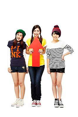 포토 JPG 스튜디오촬영 전신 외국인 해외기획촬영 모자 해외 우먼라이프 라이프스타일 여자 2011년태국 화살표 허리손 포즈 모션 청소년 양갈래머리 성공 털모자 실내 서기 미소 웃음 들기 누끼 사람 동양인 라이프 앞모습 10대 캐주얼 세명 친구 우정 기쁨 우승 상승 수익 여자만 십대만 십대여자만 국내포토 모자_잡화 헤어스타일 잡화 옷 감정 뷰포인트 컨셉 관계 표정 인종 내부 생활 경제 최고 파일형식