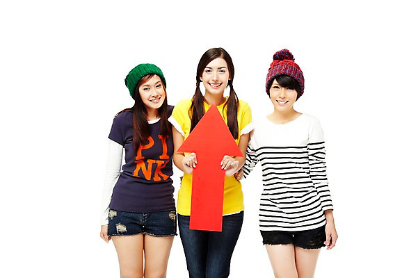 포토 JPG 스튜디오촬영 외국인 해외기획촬영 모자 해외 우먼라이프 라이프스타일 여자 2011년태국 화살표 포즈 모션 청소년 양갈래머리 성공 털모자 실내 서기 미소 웃음 들기 누끼 사람 동양인 상반신 라이프 앞모습 10대 캐주얼 세명 친구 우정 기쁨 우승 상승 수익 여자만 십대만 십대여자만 국내포토 모자_잡화 헤어스타일 잡화 옷 감정 뷰포인트 컨셉 관계 표정 인종 내부 생활 경제 최고 파일형식