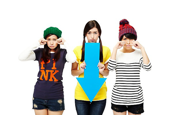 포토 JPG 스튜디오촬영 외국인 해외기획촬영 모자 해외 우먼라이프 라이프스타일 여자 2011년태국 화살표 포즈 모션 청소년 양갈래머리 털모자 실내 서기 들기 누끼 사람 동양인 상반신 라이프 앞모습 10대 캐주얼 세명 친구 우정 슬픔 실패 좌절 울음 하락 적자 여자만 십대만 십대여자만 국내포토 모자_잡화 헤어스타일 잡화 옷 감정 뷰포인트 컨셉 관계 표정 인종 내부 생활 파일형식