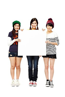 포토 JPG 스튜디오촬영 전신 외국인 해외기획촬영 모자 해외 우먼라이프 라이프스타일 배너 여자 2011년태국 포즈 모션 청소년 양갈래머리 안내 사각프레임 광고판 알림판 털모자 실내 서기 미소 웃음 들기 누끼 사람 동양인 라이프 앞모습 10대 캐주얼 세명 친구 우정 알림 즐거움 여자만 십대만 십대여자만 국내포토 모자_잡화 헤어스타일 잡화 옷 감정 뷰포인트 관계 프레임 표정 인종 내부 생활 사각형 판 파일형식