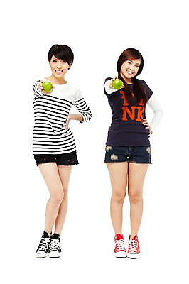 포토 JPG 스튜디오촬영 전신 외국인 해외기획촬영 해외 우먼라이프 라이프스타일 여자 2011년태국 열매 음식 허리손 포즈 운동화 과일 반바지 모션 청소년 양갈래머리 실내 서기 웃음 들기 누끼 사람 동양인 두명 라이프 앞모습 10대 캐주얼 친구 우정 사과 즐거움 청사과 여자만 십대만 십대여자만 국내포토 식물 헤어스타일 옷 감정 뷰포인트 신발 바지 관계 표정 인종 내부 생활 파일형식