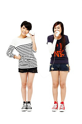 포토 JPG 스튜디오촬영 전신 외국인 해외기획촬영 해외 우먼라이프 라이프스타일 여자 2011년태국 포즈 운동화 반바지 모션 청소년 놀이 양갈래머리 실내 말하기 서기 미소 웃음 들기 누끼 사람 동양인 취미 두명 라이프 앞모습 10대 캐주얼 친구 놀이용품 우정 듣기 실전화기 즐거움 전화놀이 실전화놀이 여자만 십대만 십대여자만 국내포토 헤어스타일 옷 감정 뷰포인트 신발 바지 관계 표정 인종 내부 생활 오브젝트 파일형식