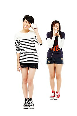 포토 JPG 스튜디오촬영 전신 외국인 해외기획촬영 해외 우먼라이프 라이프스타일 여자 2011년태국 포즈 운동화 반바지 모션 청소년 놀이 양갈래머리 실내 말하기 서기 미소 웃음 들기 누끼 사람 동양인 취미 두명 라이프 앞모습 10대 캐주얼 친구 놀이용품 우정 듣기 실전화기 즐거움 전화놀이 실전화놀이 여자만 십대만 십대여자만 국내포토 헤어스타일 옷 감정 뷰포인트 신발 바지 관계 표정 인종 내부 생활 오브젝트 파일형식