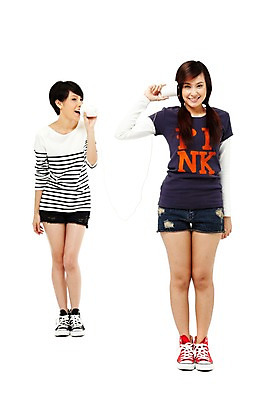 포토 JPG 스튜디오촬영 전신 외국인 해외기획촬영 해외 우먼라이프 라이프스타일 여자 2011년태국 포즈 운동화 반바지 모션 청소년 놀이 양갈래머리 실내 말하기 서기 미소 웃음 들기 누끼 사람 동양인 취미 두명 라이프 앞모습 10대 캐주얼 친구 놀이용품 우정 듣기 실전화기 즐거움 전화놀이 실전화놀이 여자만 십대만 십대여자만 국내포토 헤어스타일 옷 감정 뷰포인트 신발 바지 관계 표정 인종 내부 생활 오브젝트 파일형식