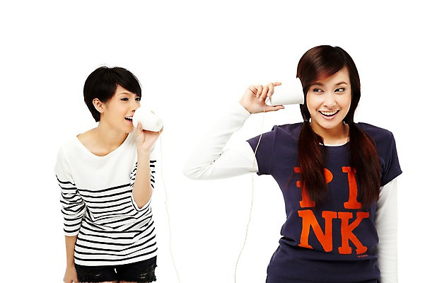 포토 JPG 스튜디오촬영 외국인 해외기획촬영 해외 우먼라이프 라이프스타일 여자 2011년태국 포즈 모션 청소년 놀이 양갈래머리 실내 말하기 서기 미소 웃음 들기 누끼 사람 동양인 상반신 취미 두명 라이프 앞모습 10대 캐주얼 친구 놀이용품 우정 듣기 실전화기 즐거움 전화놀이 실전화놀이 여자만 십대만 십대여자만 국내포토 헤어스타일 옷 감정 뷰포인트 관계 표정 인종 내부 생활 오브젝트 파일형식