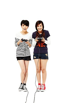 포토 JPG 스튜디오촬영 전신 외국인 해외기획촬영 해외 우먼라이프 라이프스타일 여자 2011년태국 포즈 운동화 반바지 청소년 놀이 양갈래머리 실내 서기 웃음 들기 누끼 사람 동양인 두명 라이프 앞모습 10대 캐주얼 친구 놀이용품 우정 게임 게임기 즐거움 조이스틱 여자만 십대만 십대여자만 국내포토 헤어스타일 옷 감정 뷰포인트 신발 바지 관계 모션 표정 인종 내부 생활 오브젝트 파일형식