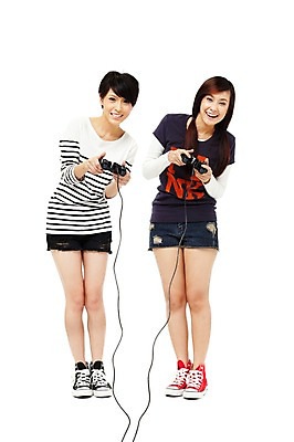 포토 JPG 스튜디오촬영 전신 외국인 해외기획촬영 해외 우먼라이프 라이프스타일 여자 2011년태국 포즈 운동화 반바지 청소년 놀이 양갈래머리 실내 서기 웃음 들기 누끼 사람 동양인 두명 라이프 앞모습 10대 캐주얼 친구 놀이용품 우정 게임 게임기 즐거움 조이스틱 여자만 십대만 십대여자만 국내포토 헤어스타일 옷 감정 뷰포인트 신발 바지 관계 모션 표정 인종 내부 생활 오브젝트 파일형식