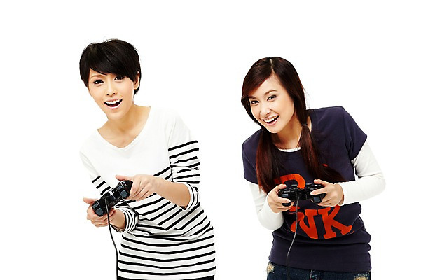 포토 JPG 스튜디오촬영 외국인 해외기획촬영 해외 우먼라이프 라이프스타일 여자 2011년태국 포즈 청소년 놀이 양갈래머리 실내 서기 웃음 들기 누끼 사람 동양인 상반신 두명 라이프 앞모습 10대 캐주얼 친구 놀이용품 우정 게임 게임기 즐거움 조이스틱 여자만 십대만 십대여자만 국내포토 헤어스타일 옷 감정 뷰포인트 관계 모션 표정 인종 내부 생활 오브젝트 파일형식