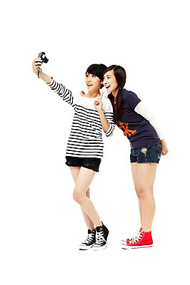 포토 JPG 스튜디오촬영 전신 외국인 해외기획촬영 해외 우먼라이프 라이프스타일 여자 2011년태국 포즈 운동화 반바지 청소년 놀이 양갈래머리 어깨동무 실내 서기 웃음 들기 누끼 사람 동양인 손짓 두명 라이프 10대 캐주얼 친구 카메라 사진촬영 우정 디지털카메라 셀프카메라 즐거움 브이 기념사진 여자만 십대만 십대여자만 국내포토 헤어스타일 옷 감정 신발 바지 관계 모션 표정 인종 내부 생활 전자제품 촬영 파일형식