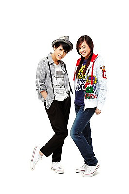 포토 JPG 스튜디오촬영 전신 외국인 모델 해외기획촬영 모자 해외 우먼라이프 라이프스타일 여자 2011년태국 포즈 운동화 모션 청소년 놀이 양갈래머리 실내 서기 미소 웃음 누끼 사람 동양인 두명 라이프 10대 캐주얼 친구 우정 청바지 멜빵바지 멜빵 즐거움 여자만 십대만 십대여자만 국내포토 헤어스타일 잡화 옷 감정 신발 바지 관계 표정 인종 내부 생활 파일형식