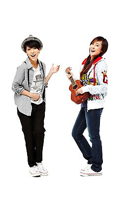 포토 JPG 스튜디오촬영 전신 외국인 해외기획촬영 모자 해외 우먼라이프 라이프스타일 여자 2011년태국 악기 음악 포즈 운동화 연주 모션 청소년 놀이 양갈래머리 현악기 실내 서기 미소 웃음 들기 누끼 사람 동양인 취미 두명 라이프 10대 캐주얼 친구 우정 청바지 우쿨렐레 멜빵바지 멜빵 즐거움 여자만 십대만 십대여자만 국내포토 헤어스타일 잡화 옷 감정 신발 바지 관계 문화예술 표정 인종 내부 생활 파일형식