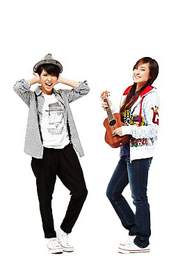 포토 JPG 스튜디오촬영 전신 외국인 해외기획촬영 모자 해외 우먼라이프 라이프스타일 여자 2011년태국 악기 음악 포즈 운동화 연주 모션 청소년 놀이 양갈래머리 현악기 실내 서기 미소 웃음 들기 누끼 사람 동양인 취미 두명 라이프 10대 캐주얼 친구 우정 청바지 우쿨렐레 멜빵바지 멜빵 즐거움 여자만 십대만 십대여자만 국내포토 헤어스타일 잡화 옷 감정 신발 바지 관계 문화예술 표정 인종 내부 생활 파일형식