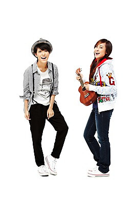 포토 JPG 스튜디오촬영 전신 외국인 해외기획촬영 모자 해외 우먼라이프 라이프스타일 여자 2011년태국 악기 음악 포즈 운동화 연주 모션 청소년 놀이 양갈래머리 현악기 실내 서기 미소 웃음 들기 누끼 사람 동양인 취미 두명 라이프 10대 캐주얼 친구 우정 청바지 우쿨렐레 멜빵바지 멜빵 즐거움 여자만 십대만 십대여자만 국내포토 헤어스타일 잡화 옷 감정 신발 바지 관계 문화예술 표정 인종 내부 생활 파일형식