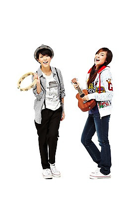포토 JPG 스튜디오촬영 전신 외국인 해외기획촬영 모자 해외 우먼라이프 라이프스타일 여자 2011년태국 악기 음악 포즈 운동화 연주 모션 청소년 놀이 양갈래머리 현악기 실내 서기 미소 웃음 들기 누끼 사람 동양인 취미 두명 라이프 10대 캐주얼 친구 우정 청바지 우쿨렐레 멜빵바지 멜빵 즐거움 여자만 십대만 십대여자만 국내포토 헤어스타일 잡화 옷 감정 신발 바지 관계 문화예술 표정 인종 내부 생활 파일형식