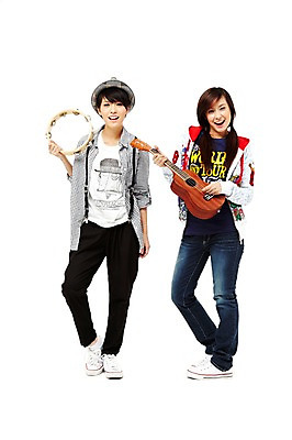 포토 JPG 스튜디오촬영 전신 외국인 해외기획촬영 모자 해외 우먼라이프 라이프스타일 여자 2011년태국 악기 음악 포즈 운동화 연주 모션 청소년 놀이 양갈래머리 현악기 타악기 실내 서기 미소 웃음 들기 누끼 사람 동양인 취미 두명 라이프 앞모습 10대 캐주얼 친구 우정 청바지 우쿨렐레 멜빵바지 멜빵 즐거움 탬버린 여자만 십대만 십대여자만 국내포토 헤어스타일 잡화 옷 감정 뷰포인트 신발 바지 관계 문화예술 표정 인종 내부 생활 파일형식