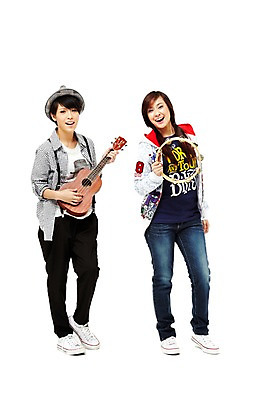 포토 JPG 스튜디오촬영 전신 외국인 해외기획촬영 모자 해외 우먼라이프 라이프스타일 여자 2011년태국 악기 음악 포즈 운동화 연주 모션 청소년 놀이 양갈래머리 현악기 타악기 실내 서기 미소 웃음 들기 누끼 사람 동양인 취미 두명 라이프 앞모습 10대 캐주얼 친구 우정 청바지 우쿨렐레 멜빵바지 멜빵 즐거움 탬버린 여자만 십대만 십대여자만 국내포토 헤어스타일 잡화 옷 감정 뷰포인트 신발 바지 관계 문화예술 표정 인종 내부 생활 파일형식