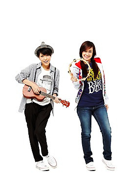 포토 JPG 스튜디오촬영 전신 외국인 해외기획촬영 모자 해외 우먼라이프 라이프스타일 여자 2011년태국 악기 음악 포즈 운동화 연주 모션 청소년 놀이 양갈래머리 현악기 타악기 실내 서기 미소 웃음 들기 누끼 사람 동양인 취미 두명 라이프 앞모습 10대 캐주얼 친구 우정 청바지 우쿨렐레 멜빵바지 멜빵 즐거움 탬버린 여자만 십대만 십대여자만 국내포토 헤어스타일 잡화 옷 감정 뷰포인트 신발 바지 관계 문화예술 표정 인종 내부 생활 파일형식