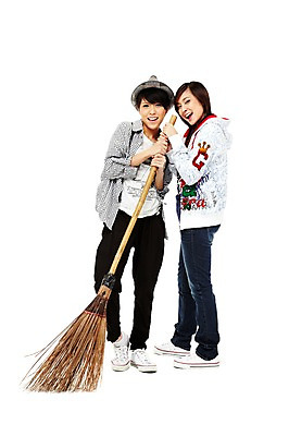 포토 JPG 스튜디오촬영 전신 외국인 해외기획촬영 모자 해외 우먼라이프 라이프스타일 여자 2011년태국 포즈 운동화 모션 청소년 놀이 양갈래머리 실내 서기 미소 웃음 누끼 사람 동양인 두명 라이프 10대 캐주얼 친구 우정 청바지 잡기 청소도구 빗자루 청소 멜빵바지 멜빵 즐거움 여자만 십대만 십대여자만 국내포토 헤어스타일 잡화 옷 감정 신발 바지 관계 표정 인종 내부 생활 도구 파일형식