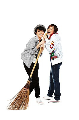 포토 JPG 스튜디오촬영 전신 외국인 해외기획촬영 모자 해외 우먼라이프 라이프스타일 여자 2011년태국 포즈 운동화 모션 청소년 놀이 양갈래머리 실내 서기 미소 웃음 누끼 사람 동양인 두명 라이프 10대 캐주얼 친구 우정 청바지 잡기 청소도구 빗자루 청소 멜빵바지 멜빵 즐거움 여자만 십대만 십대여자만 국내포토 헤어스타일 잡화 옷 감정 신발 바지 관계 표정 인종 내부 생활 도구 파일형식