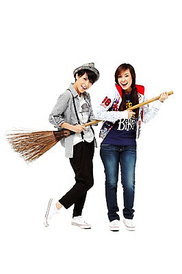 포토 JPG 스튜디오촬영 전신 외국인 해외기획촬영 모자 해외 우먼라이프 라이프스타일 여자 2011년태국 포즈 운동화 모션 청소년 놀이 양갈래머리 실내 서기 미소 웃음 들기 누끼 사람 동양인 두명 라이프 앞모습 10대 캐주얼 친구 우정 청바지 청소도구 빗자루 청소 멜빵바지 멜빵 즐거움 여자만 십대만 십대여자만 국내포토 헤어스타일 잡화 옷 감정 뷰포인트 신발 바지 관계 표정 인종 내부 생활 도구 파일형식