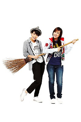 포토 JPG 스튜디오촬영 전신 외국인 해외기획촬영 모자 해외 우먼라이프 라이프스타일 여자 2011년태국 포즈 운동화 모션 청소년 놀이 양갈래머리 실내 서기 미소 웃음 들기 누끼 사람 동양인 두명 라이프 앞모습 10대 캐주얼 친구 우정 청바지 청소도구 빗자루 청소 멜빵바지 멜빵 즐거움 여자만 십대만 십대여자만 국내포토 헤어스타일 잡화 옷 감정 뷰포인트 신발 바지 관계 표정 인종 내부 생활 도구 파일형식