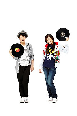 포토 JPG 스튜디오촬영 전신 외국인 해외기획촬영 모자 해외 우먼라이프 라이프스타일 여자 2011년태국 음악 포즈 운동화 노래 모션 청소년 놀이 양갈래머리 실내 서기 미소 웃음 들기 누끼 사람 동양인 취미 두명 라이프 앞모습 10대 캐주얼 친구 우정 음악감상 감상 청바지 레코드 멜빵바지 멜빵 즐거움 여자만 십대만 십대여자만 국내포토 헤어스타일 잡화 옷 감정 뷰포인트 신발 바지 관계 문화예술 표정 인종 내부 생활 음반 파일형식