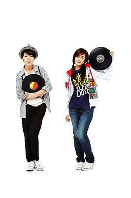 포토 JPG 스튜디오촬영 전신 외국인 해외기획촬영 모자 해외 우먼라이프 라이프스타일 여자 2011년태국 음악 포즈 운동화 노래 모션 청소년 놀이 양갈래머리 실내 서기 미소 웃음 들기 누끼 사람 동양인 취미 두명 라이프 앞모습 10대 캐주얼 친구 우정 음악감상 감상 청바지 레코드 멜빵바지 멜빵 즐거움 여자만 십대만 십대여자만 국내포토 헤어스타일 잡화 옷 감정 뷰포인트 신발 바지 관계 문화예술 표정 인종 내부 생활 음반 파일형식
