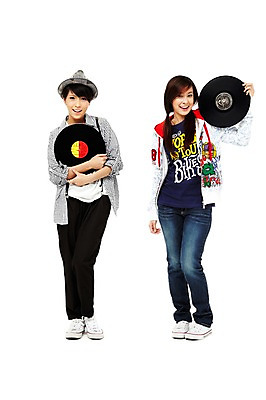 포토 JPG 스튜디오촬영 전신 외국인 해외기획촬영 모자 해외 우먼라이프 라이프스타일 여자 2011년태국 음악 포즈 운동화 노래 모션 청소년 놀이 양갈래머리 실내 서기 미소 웃음 들기 누끼 사람 동양인 취미 두명 라이프 앞모습 10대 캐주얼 친구 우정 음악감상 감상 청바지 레코드 멜빵바지 멜빵 즐거움 여자만 십대만 십대여자만 국내포토 헤어스타일 잡화 옷 감정 뷰포인트 신발 바지 관계 문화예술 표정 인종 내부 생활 음반 파일형식