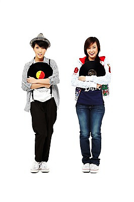 포토 JPG 스튜디오촬영 전신 외국인 해외기획촬영 모자 해외 우먼라이프 라이프스타일 여자 2011년태국 음악 포즈 운동화 노래 모션 청소년 놀이 양갈래머리 실내 서기 미소 웃음 들기 누끼 사람 동양인 취미 두명 라이프 앞모습 10대 캐주얼 친구 우정 음악감상 감상 청바지 레코드 멜빵바지 멜빵 즐거움 여자만 십대만 십대여자만 국내포토 헤어스타일 잡화 옷 감정 뷰포인트 신발 바지 관계 문화예술 표정 인종 내부 생활 음반 파일형식