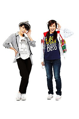 포토 JPG 스튜디오촬영 전신 외국인 해외기획촬영 모자 해외 우먼라이프 라이프스타일 여자 2011년태국 음악 허리손 포즈 운동화 노래 모션 청소년 놀이 양갈래머리 실내 서기 미소 웃음 누끼 사람 동양인 취미 두명 라이프 앞모습 10대 캐주얼 친구 헤드폰 헤드셋 우정 음악감상 감상 듣기 청바지 멜빵바지 멜빵 즐거움 여자만 십대만 십대여자만 국내포토 헤어스타일 잡화 옷 감정 뷰포인트 음향기기 신발 바지 관계 문화예술 표정 인종 내부 생활 파일형식