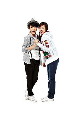 포토 JPG 스튜디오촬영 전신 외국인 해외기획촬영 모자 해외 우먼라이프 라이프스타일 여자 2011년태국 음악 포즈 운동화 노래 모션 청소년 놀이 양갈래머리 실내 서기 미소 웃음 들기 누끼 사람 동양인 취미 두명 라이프 10대 캐주얼 친구 손잡기 우정 청바지 멜빵바지 멜빵 마이크 즐거움 여자만 십대만 십대여자만 국내포토 헤어스타일 잡화 옷 감정 음향기기 신발 바지 관계 문화예술 표정 인종 내부 생활 파일형식