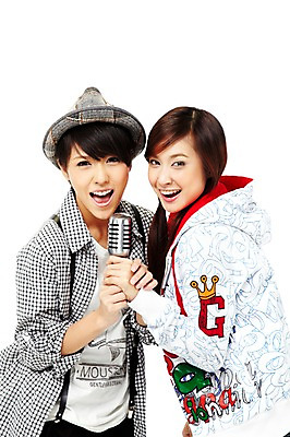 포토 JPG 스튜디오촬영 외국인 해외기획촬영 모자 해외 우먼라이프 라이프스타일 여자 2011년태국 음악 포즈 노래 모션 청소년 놀이 양갈래머리 실내 서기 미소 웃음 들기 누끼 사람 동양인 상반신 취미 두명 라이프 10대 캐주얼 친구 손잡기 우정 멜빵바지 멜빵 마이크 즐거움 여자만 십대만 십대여자만 국내포토 헤어스타일 잡화 옷 감정 음향기기 바지 관계 문화예술 표정 인종 내부 생활 파일형식