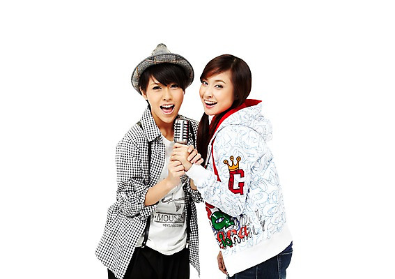 포토 JPG 스튜디오촬영 외국인 해외기획촬영 모자 해외 우먼라이프 라이프스타일 여자 2011년태국 음악 포즈 노래 모션 청소년 놀이 양갈래머리 실내 서기 미소 웃음 들기 누끼 사람 동양인 상반신 취미 두명 라이프 10대 캐주얼 친구 손잡기 우정 멜빵바지 멜빵 마이크 즐거움 여자만 십대만 십대여자만 국내포토 헤어스타일 잡화 옷 감정 음향기기 바지 관계 문화예술 표정 인종 내부 생활 파일형식